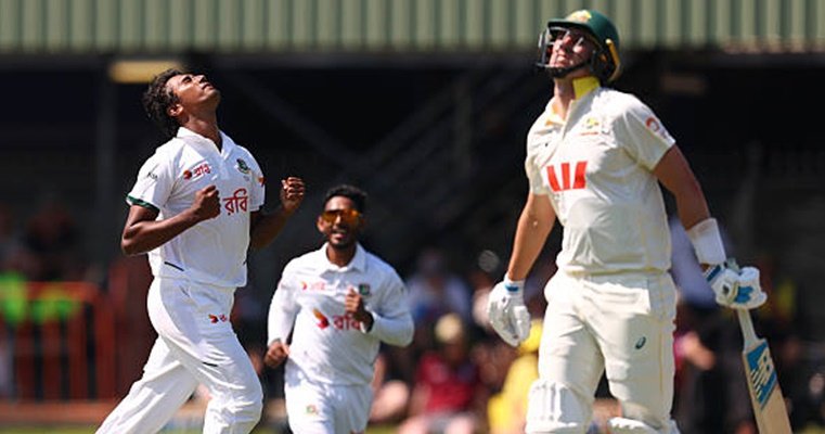 খেলার মাঝেই হাসানের প্রশংসায় অজি ক্রিকেটাররা