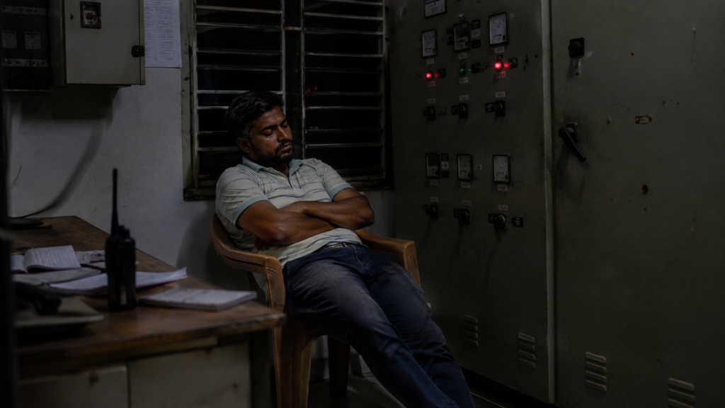 হাজারো গ্রাহক অন্ধকারে, সাব-স্টেশনে দায়িত্বে অবহেলার অভিযোগ